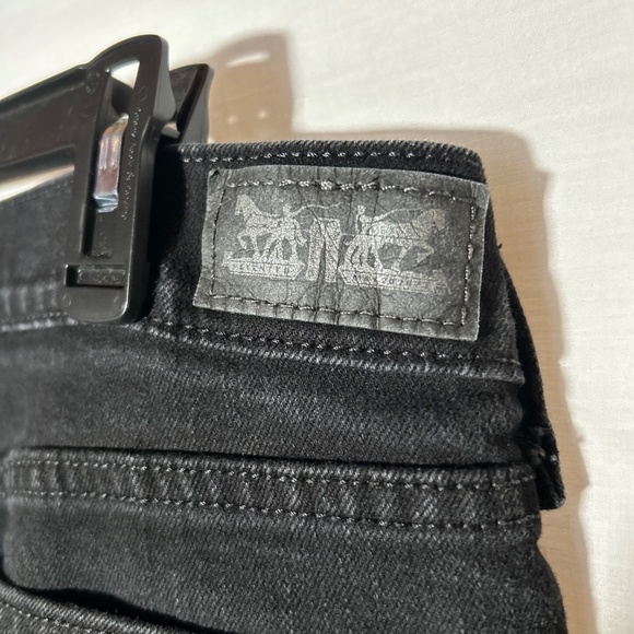 Hand-Painted Levi Jeans - Picture 6 of 8